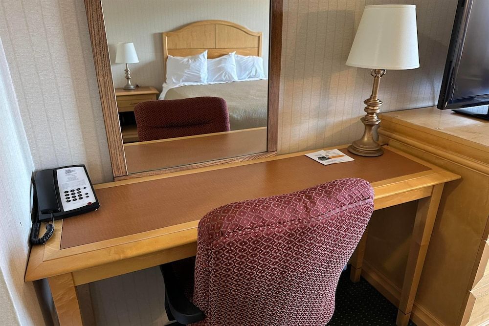 Travelodge by Wyndam Chetwynd Room, 2 Queen Beds, Smoking 3