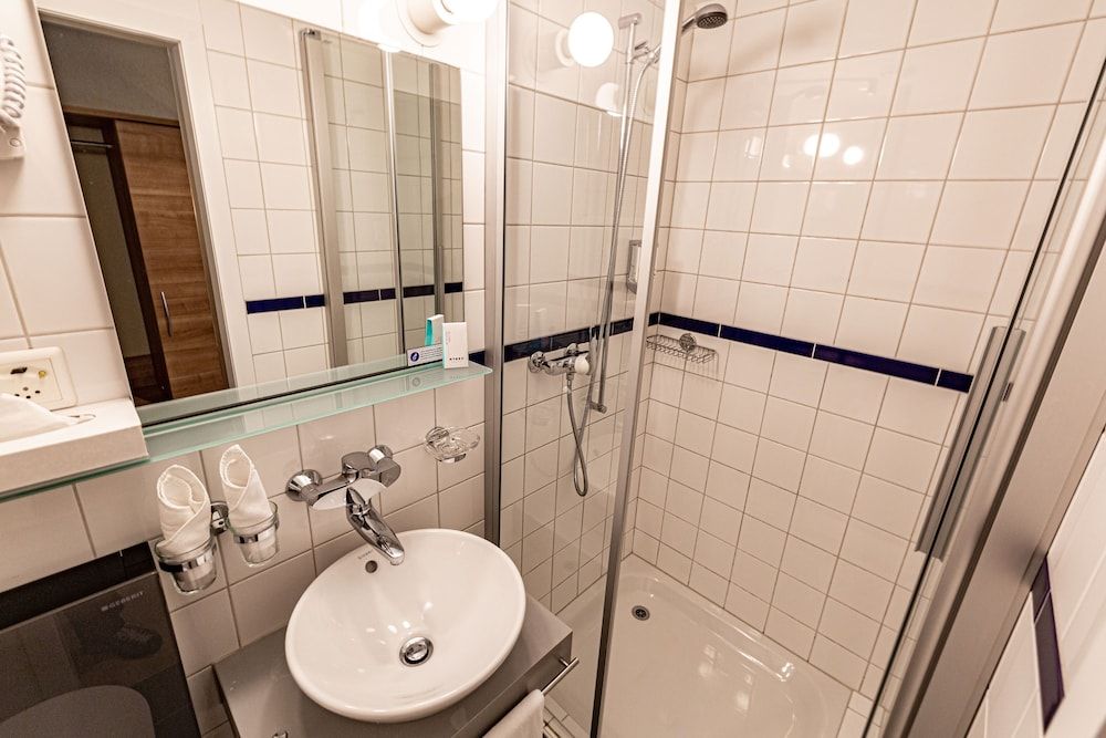 Hotel Kronenhof Economy Double Room 6