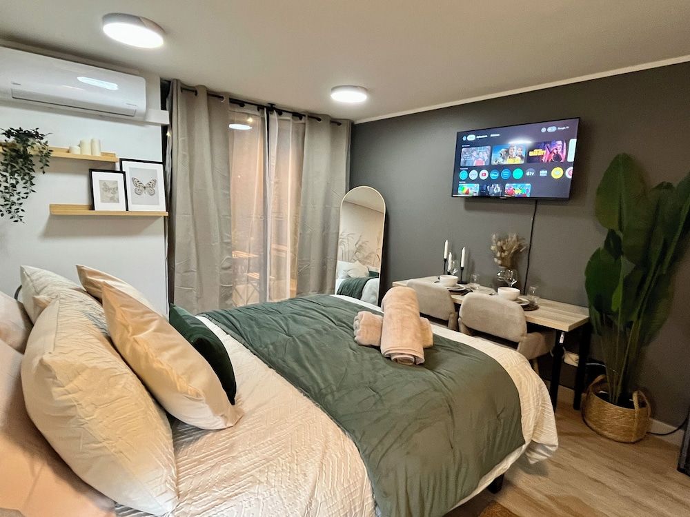 M&C DC 108 Luxury Studio, Non Smoking, Garden View 3