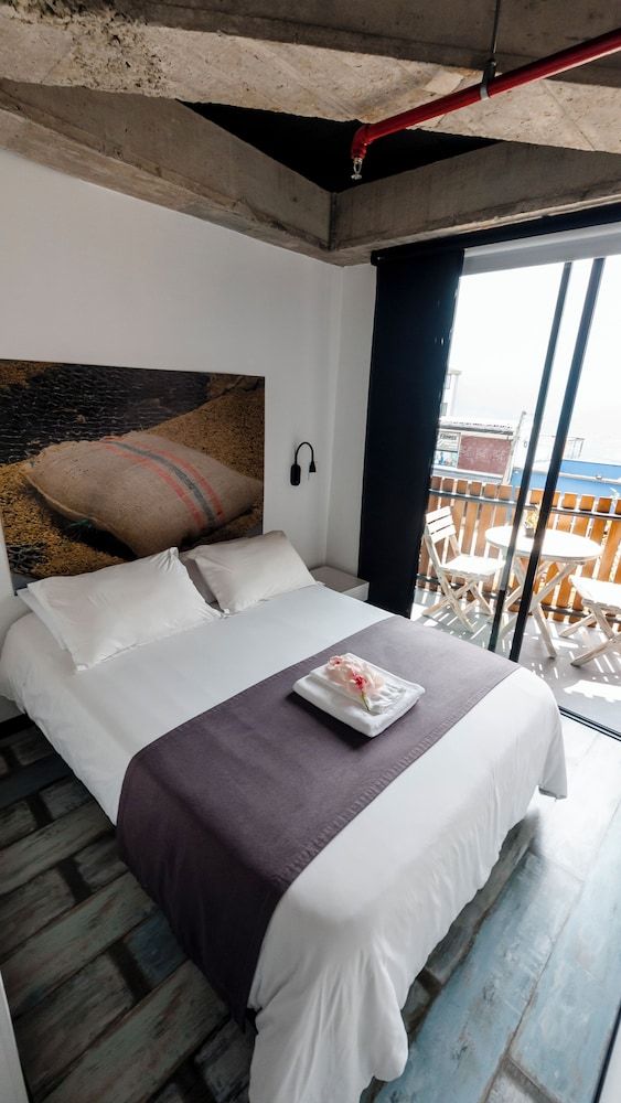 The Coffee Club Hotel Quadruple Room, City View 2