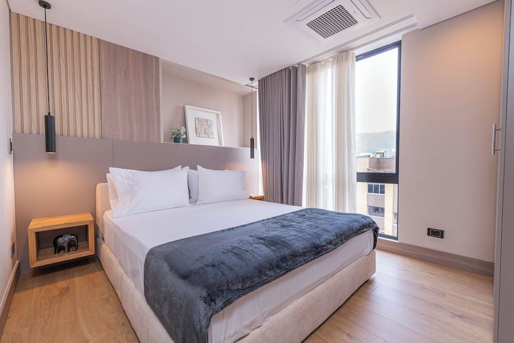 Deluxe Apartment (702AB)