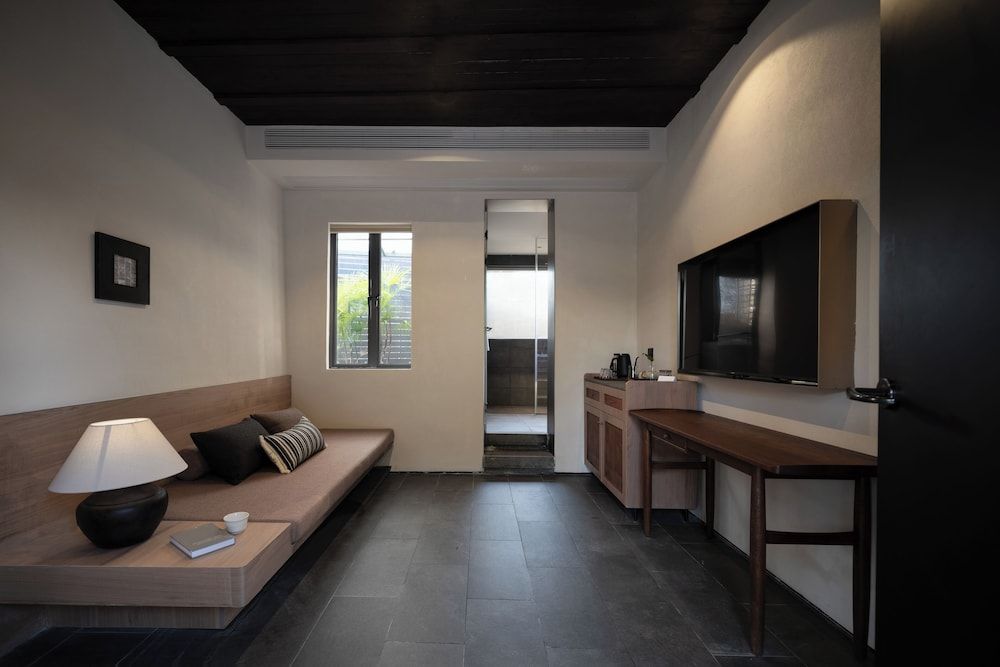 Sunset Garden Hotel Family Suite, Courtyard View 6