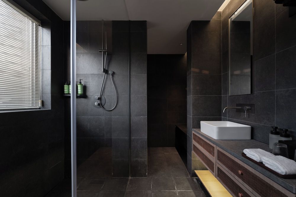 Sunset Garden Hotel Family Suite, Courtyard View 10