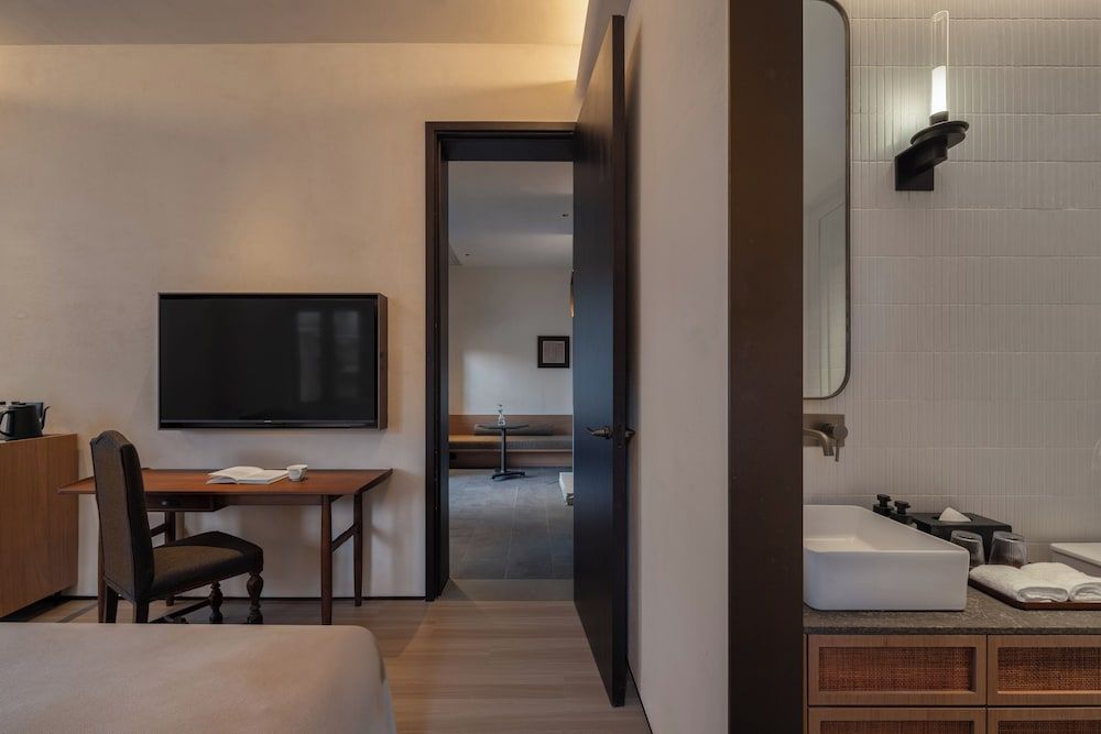 Sunset Garden Hotel Superior Suite, Courtyard View 5