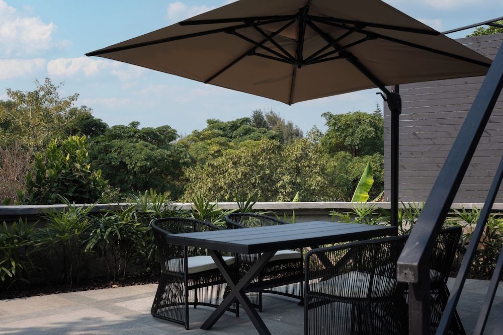 Sunset Garden Hotel Family Suite, Courtyard View 7