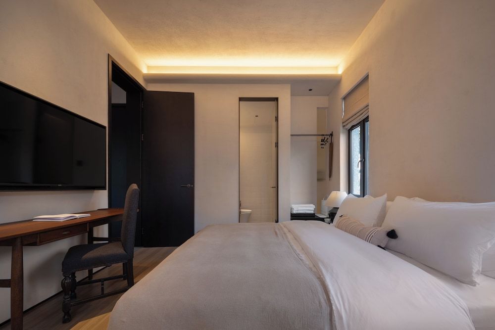 Sunset Garden Hotel Superior Suite, Courtyard View 4