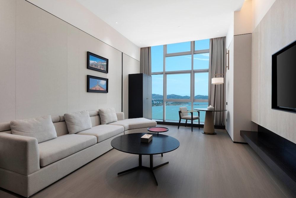 Suite, 1 King Bed, Non Smoking, Sea View