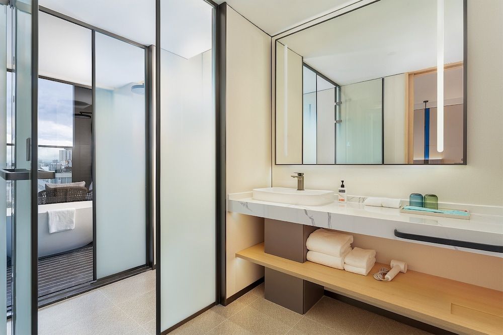 Holiday Inn Express Lijiang Ancient Town by IHG Suite, 1 King Bed, Balcony, Mountain View 6