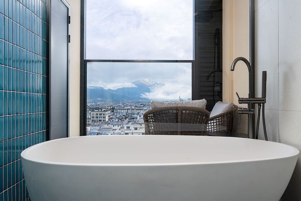 Holiday Inn Express Lijiang Ancient Town by IHG Suite, 1 King Bed, Balcony, Mountain View 2