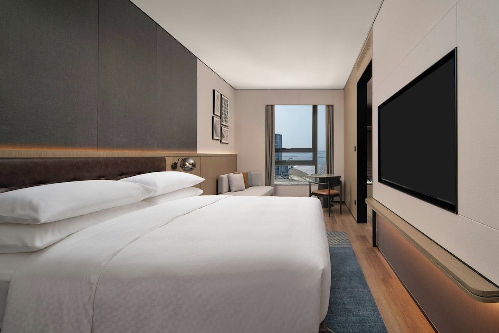 Four Points By Sheraton Dalian Donggang Superior Room, 1 King Bed, City View 2