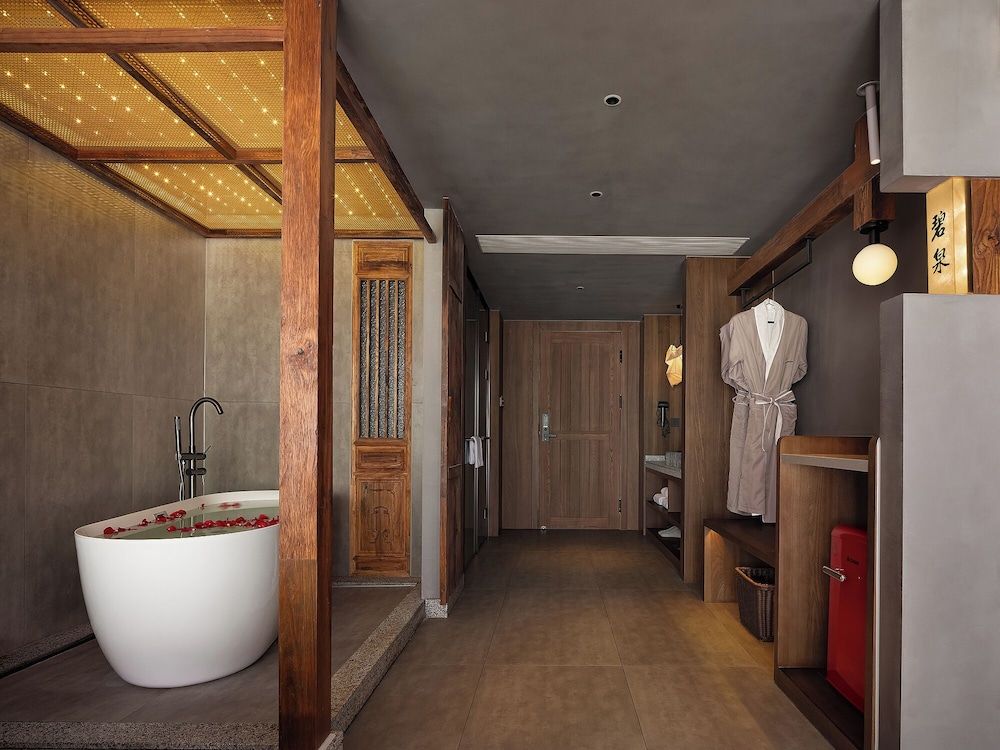 Zhangjiajie SANHE Resort Double Room, Hill View 11