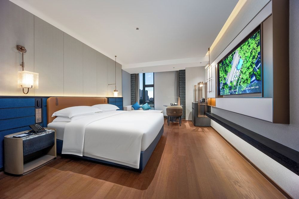 Guangzhou Elegant International Hotel Panyu Square Metro Station Branch - Free Shuttle Bus to Canton Fair Complex During Canton Fair Period & Free Deliver Service to Guangzhou Baiyun International Airport Deluxe Double Room, Canal View 2