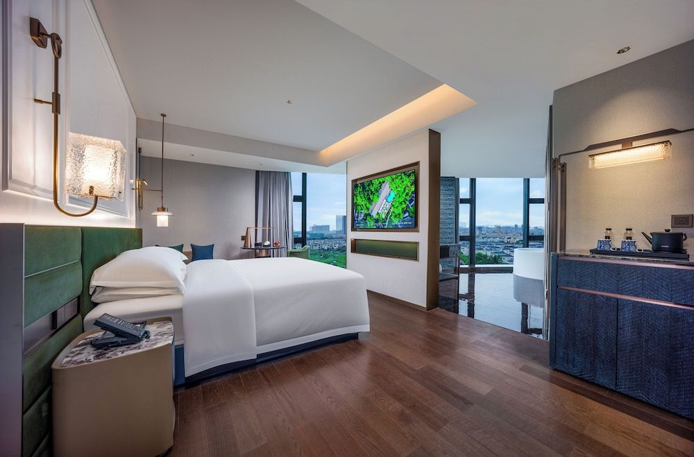 Guangzhou Elegant International Hotel Panyu Square Metro Station Branch - Free Shuttle Bus to Canton Fair Complex During Canton Fair Period & Free Deliver Service to Guangzhou Baiyun International Airport