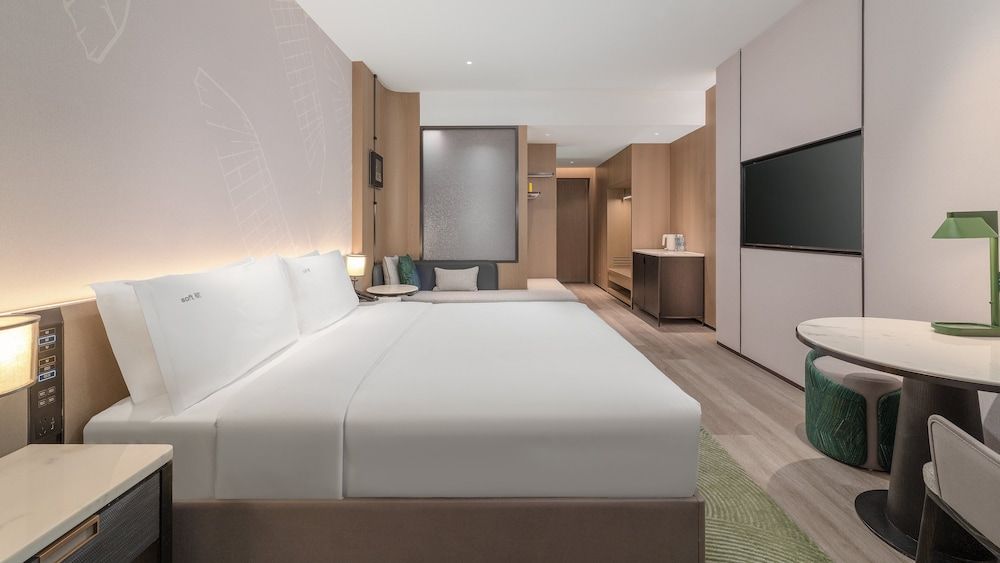 Holiday Inn Wenzhou Airport by IHG Standard Room, 1 King Bed 4
