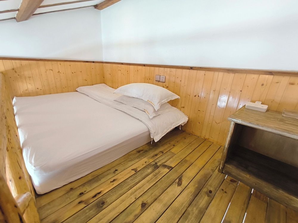 zhangjiejienanfangjinshikezhan Classic Quadruple Room, Courtyard View 3