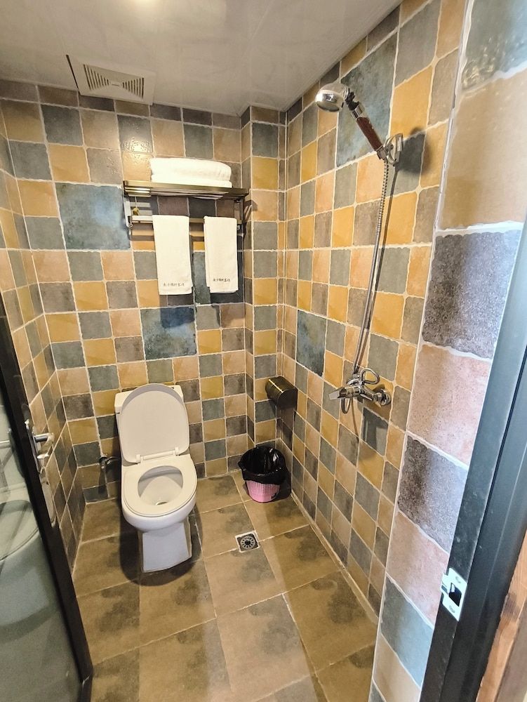 zhangjiejienanfangjinshikezhan Classic Quadruple Room, Courtyard View 4