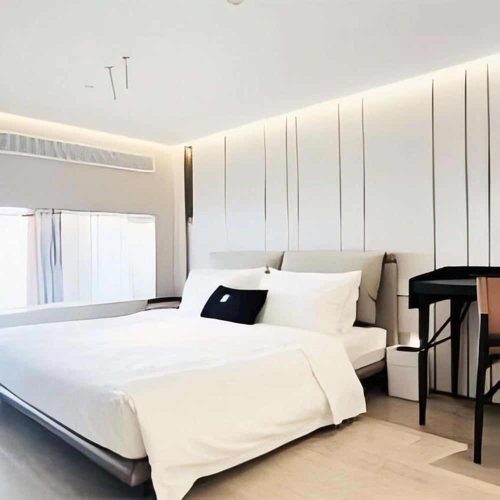 Senior Suite, City View