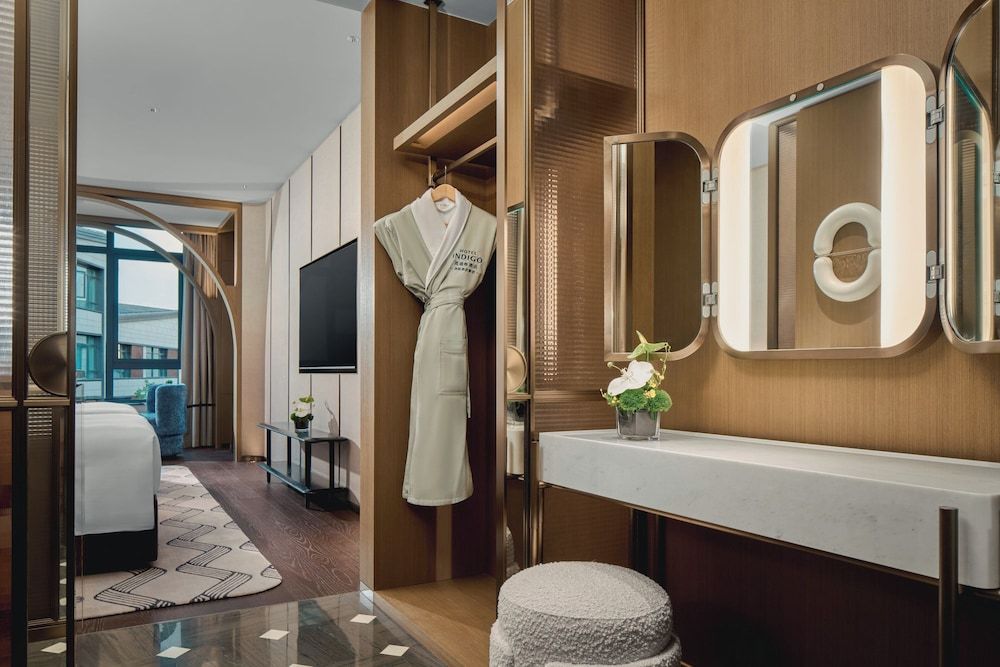 Hotel Indigo Wuxi Qingming Bridge by IHG Standard Room, 2 Double Beds, Garden View 3