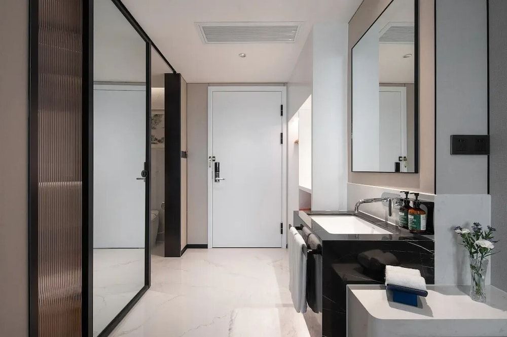 Golden Pear Hotel Deluxe King Room 4