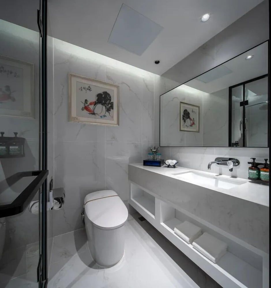 Golden Pear Hotel Deluxe King Room 3