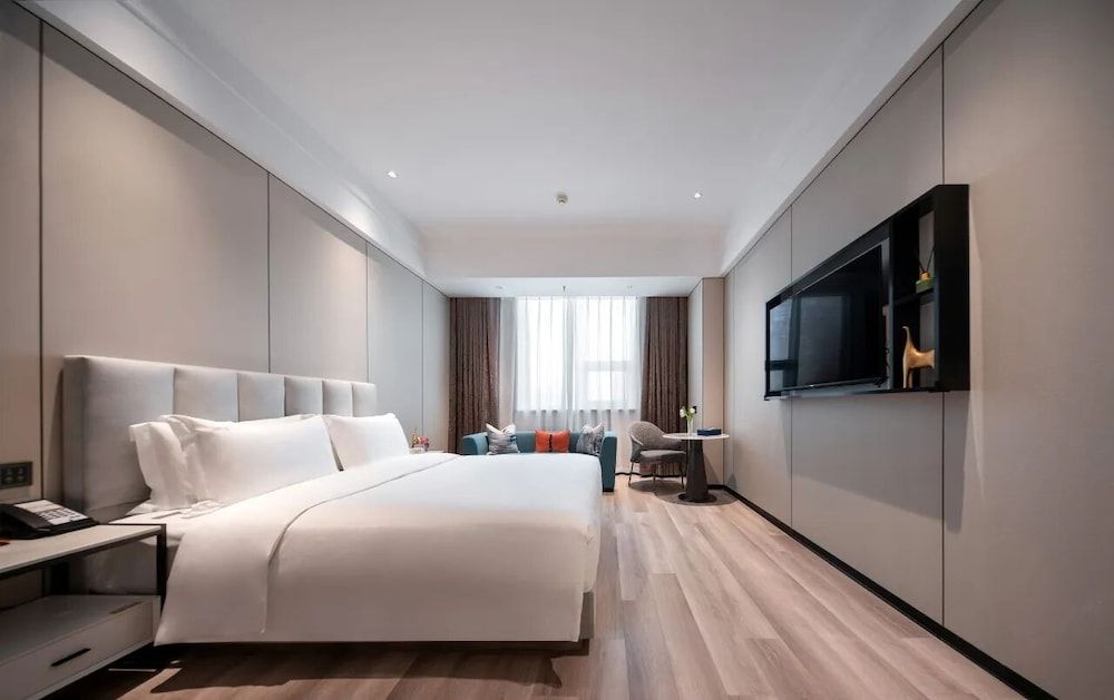 Golden Pear Hotel Deluxe King Room 2