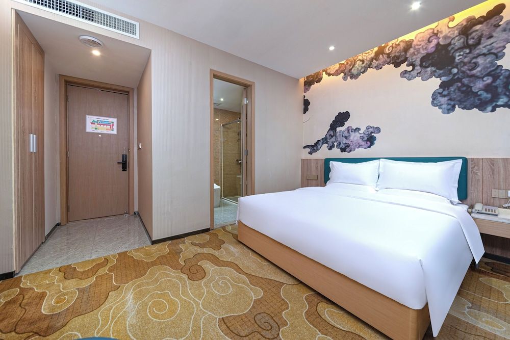 Trendy Romantic Hotel Guangzhou Baoneng Superior Double Room, No Windows 2
