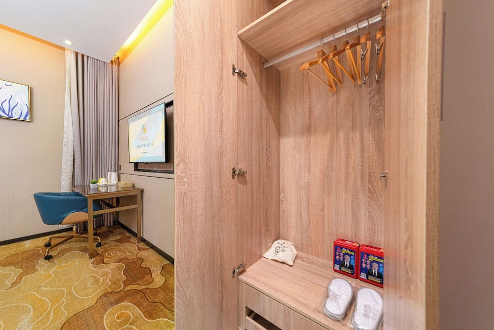 Trendy Romantic Hotel Guangzhou Baoneng Superior Double Room, No Windows 4