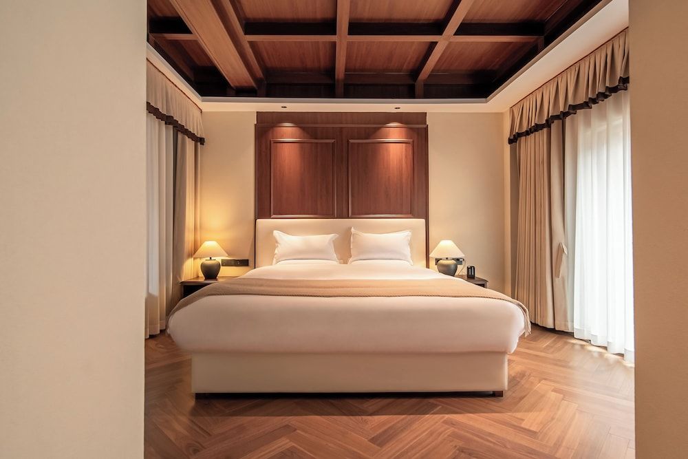 Luxury Suite, Courtyard View