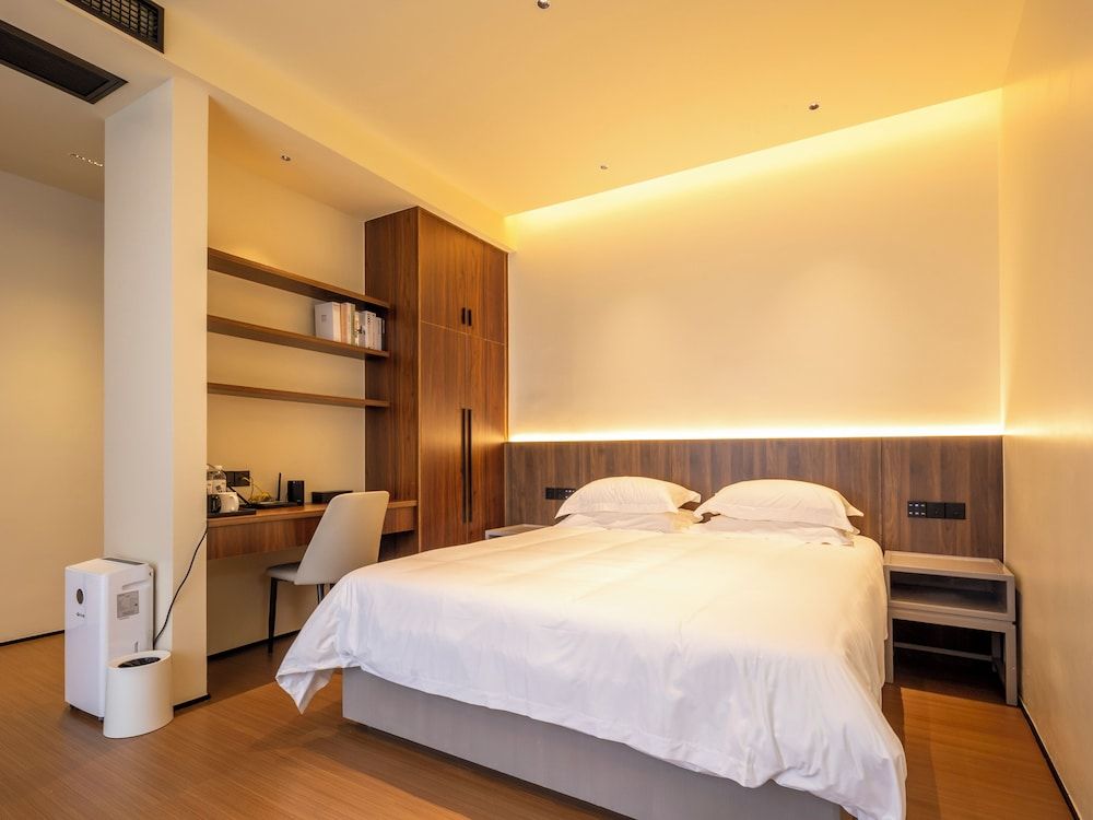 Classic Double Room, 1 Queen Bed, Air conditioning, Hill View