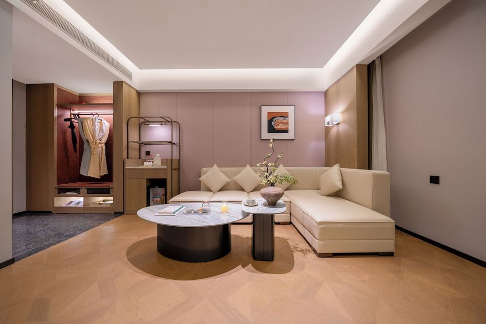 Healing Mind International Hotel Kunming Dianchi Grand View Park Fuhai Metro Station Branch Luxury Suite, Courtyard View 3