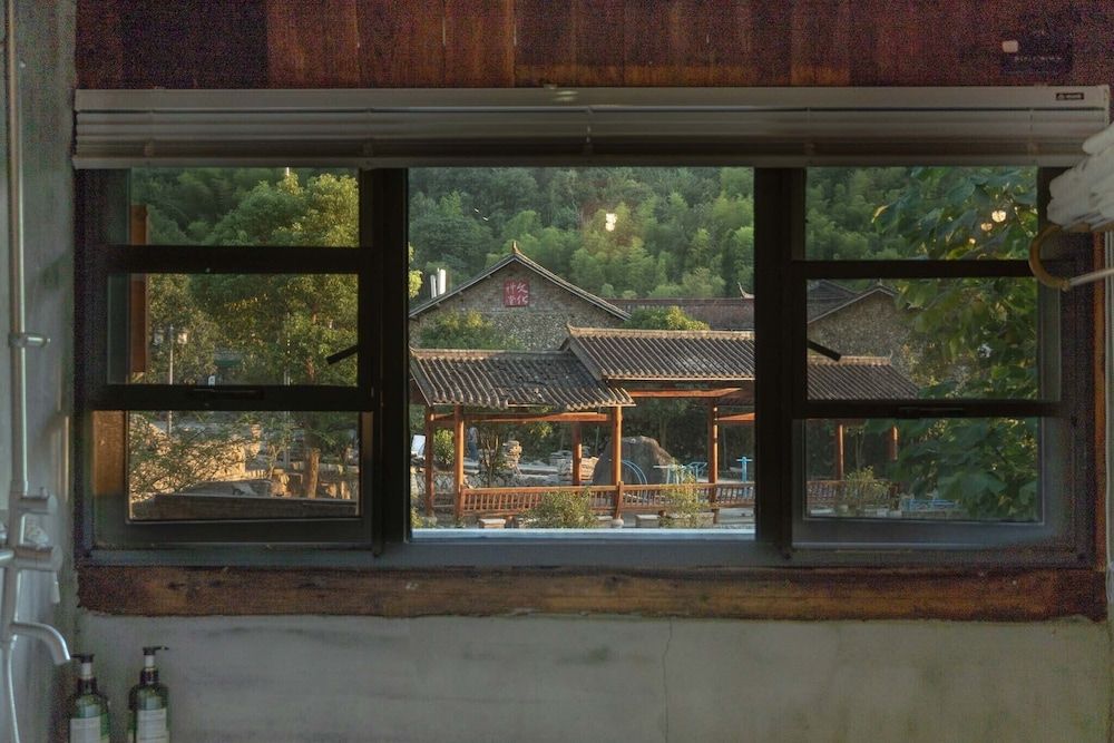 Lishui Manshanju Forest Retreat