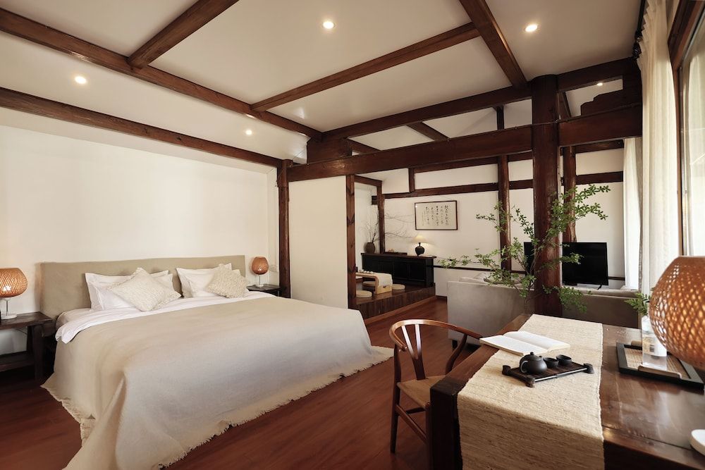 Comfort Suite, Courtyard View