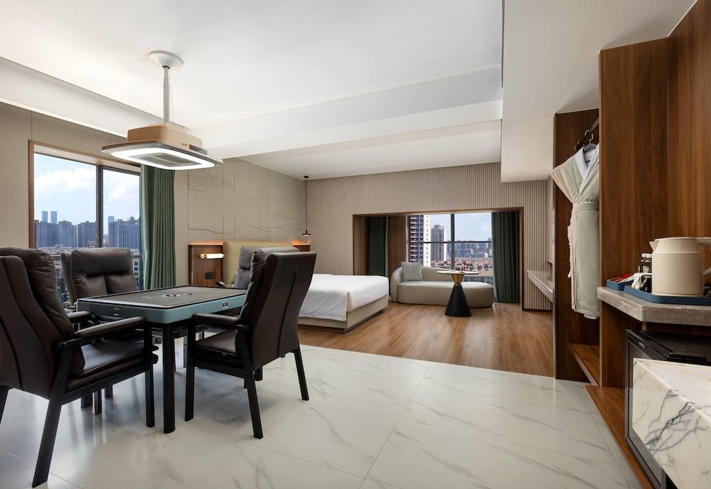 Room, 1 King Bed, Smoking (Mahjong)