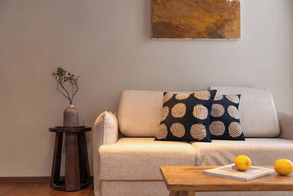 Shangri-la Nine Shepherds Oxygen Retreat Senior Double Room, City View 11