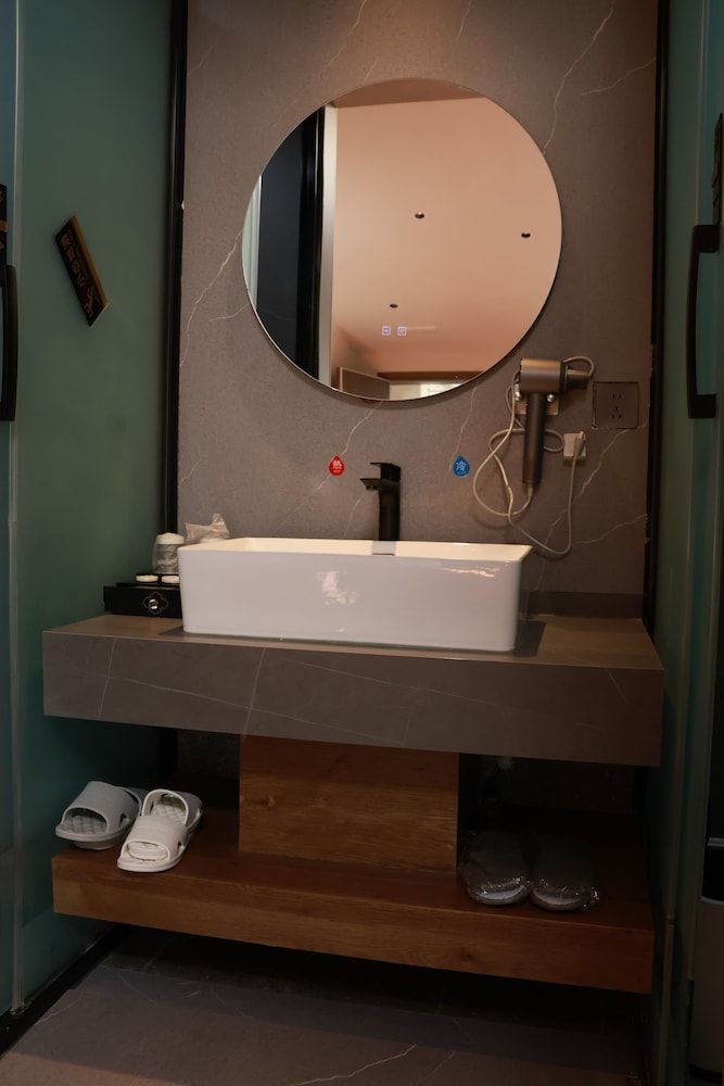 Shangri-la Nine Shepherds Oxygen Retreat Senior Double Room, City View 12