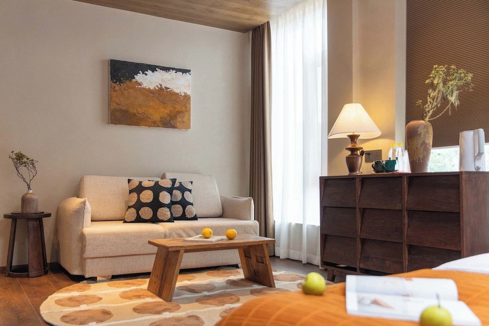 Shangri-la Nine Shepherds Oxygen Retreat Senior Double Room, City View 9