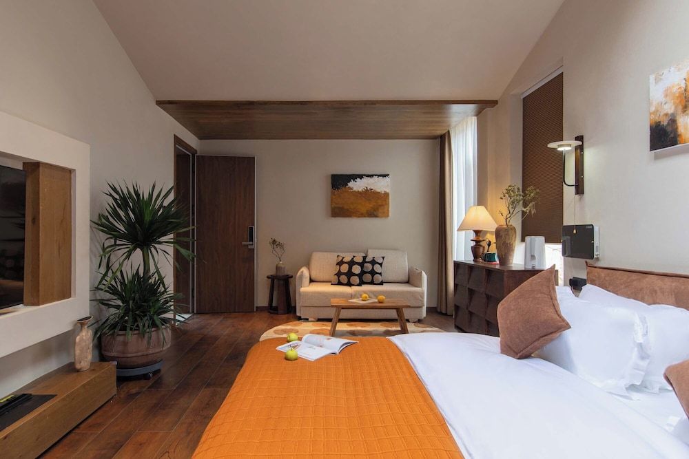 Shangri-la Nine Shepherds Oxygen Retreat Senior Double Room, City View 5