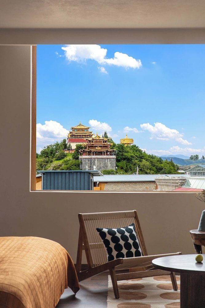 Shangri-la Nine Shepherds Oxygen Retreat Deluxe Double Room, Hill View 11