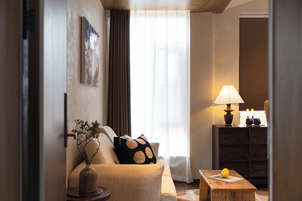 Shangri-la Nine Shepherds Oxygen Retreat Senior Double Room, City View 8