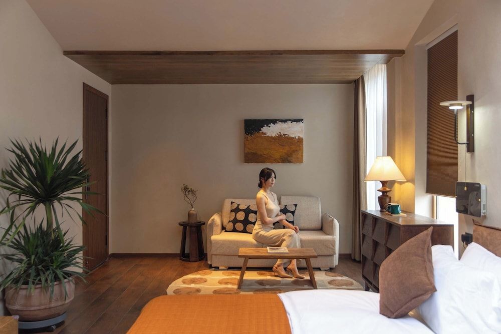 Shangri-la Nine Shepherds Oxygen Retreat Senior Double Room, City View 10