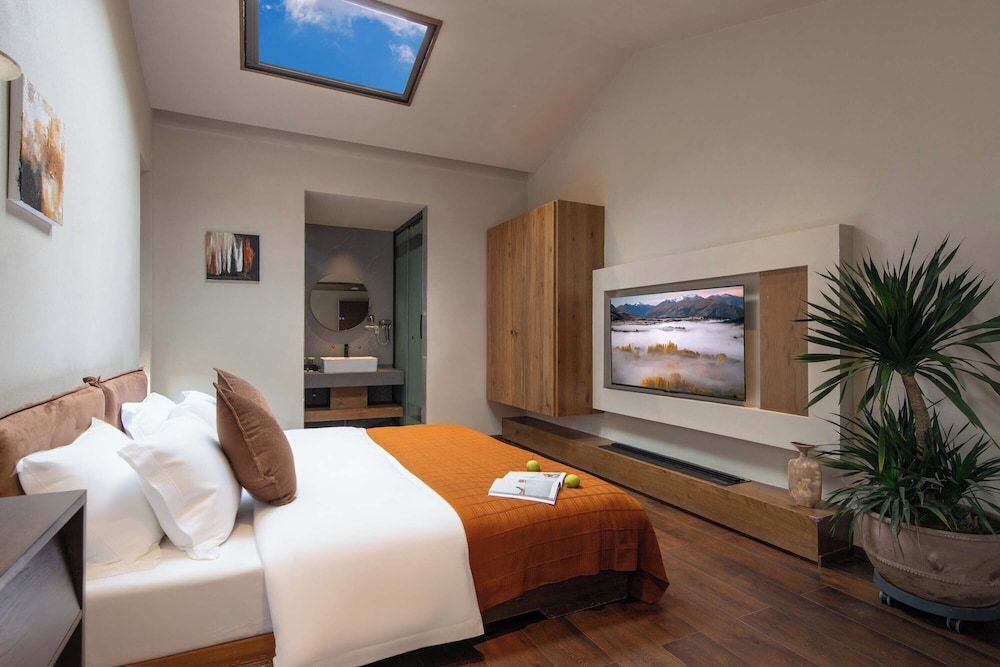 Shangri-la Nine Shepherds Oxygen Retreat Senior Double Room, City View 3