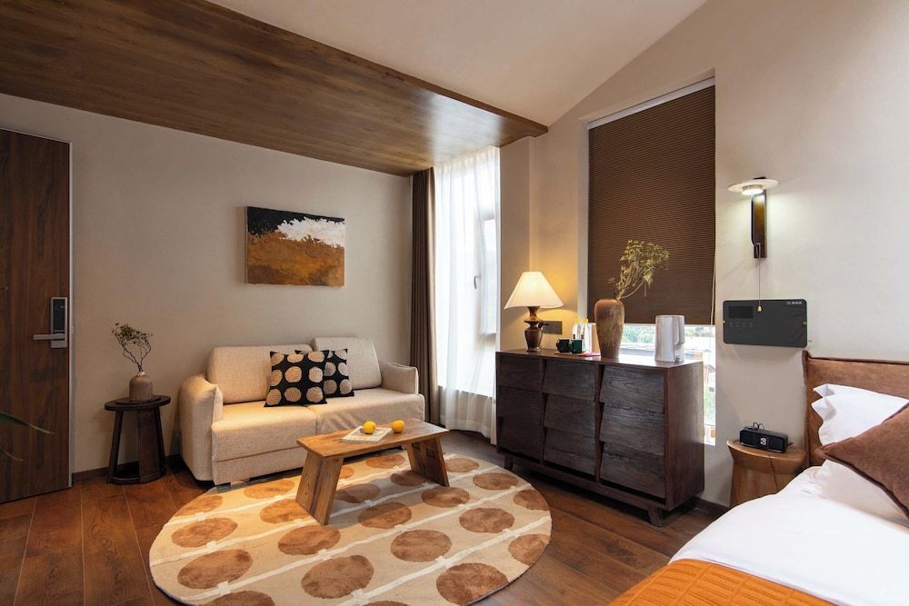 Shangri-la Nine Shepherds Oxygen Retreat Senior Double Room, City View 7