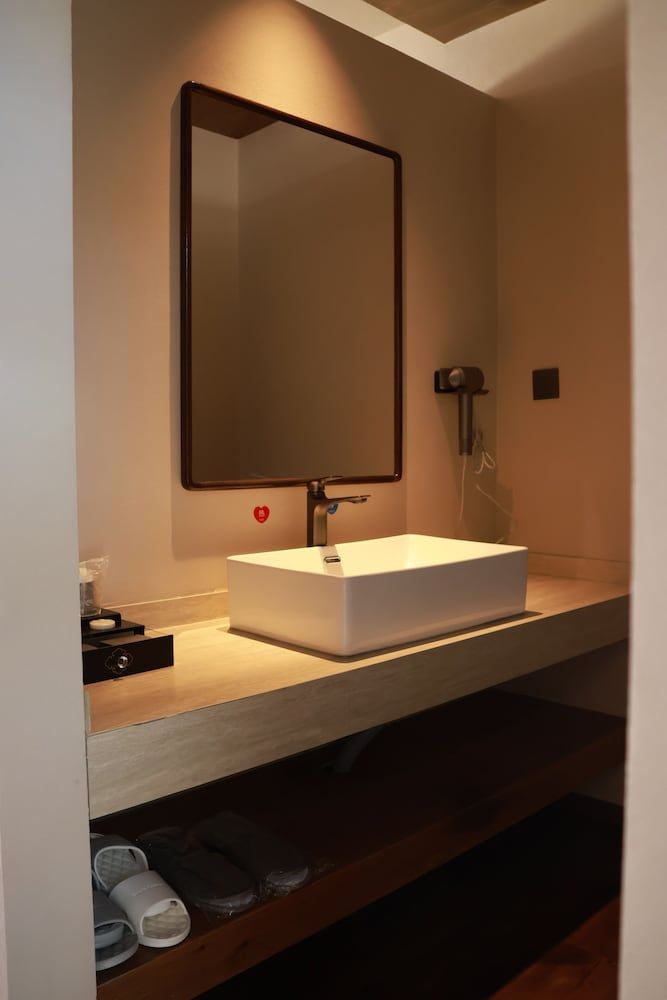 Shangri-la Nine Shepherds Oxygen Retreat Deluxe Double Room, Hill View 13