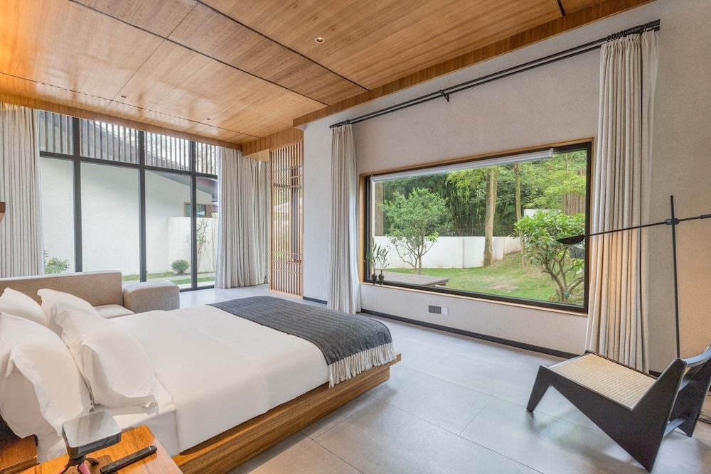 Signature Suite, Hill View