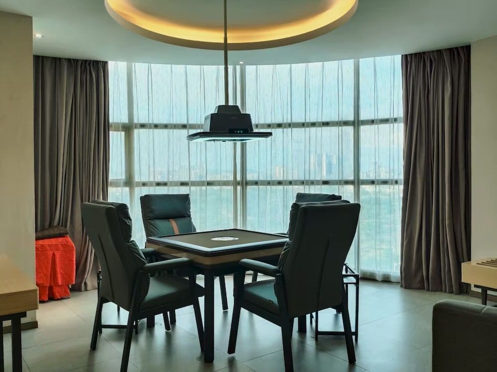Executive Suite, City View