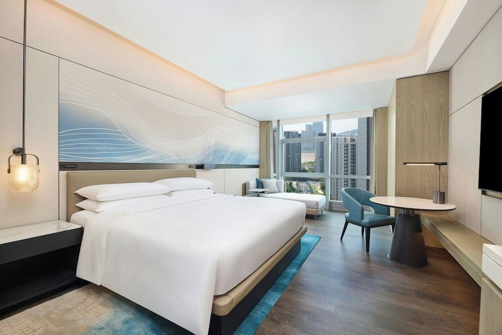 Courtyard By Marriott Zhuhai Deluxe Room, 1 King Bed, City View 3