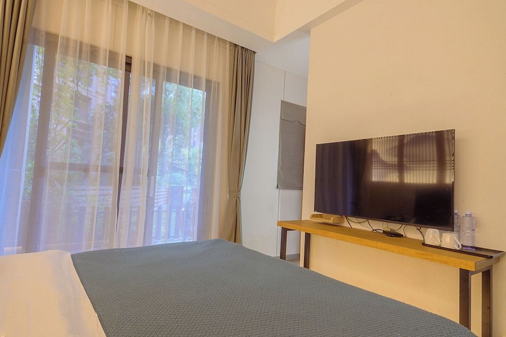 Room-heinemann Hotel Courtyard or Terrac Room, 1 Bedroom, Accessible, Smoking 9