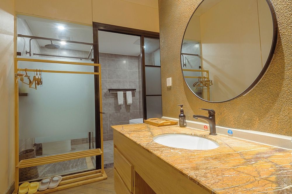 Room-heinemann Hotel Courtyard or Terrac Room, 1 Bedroom, Accessible, Smoking 10