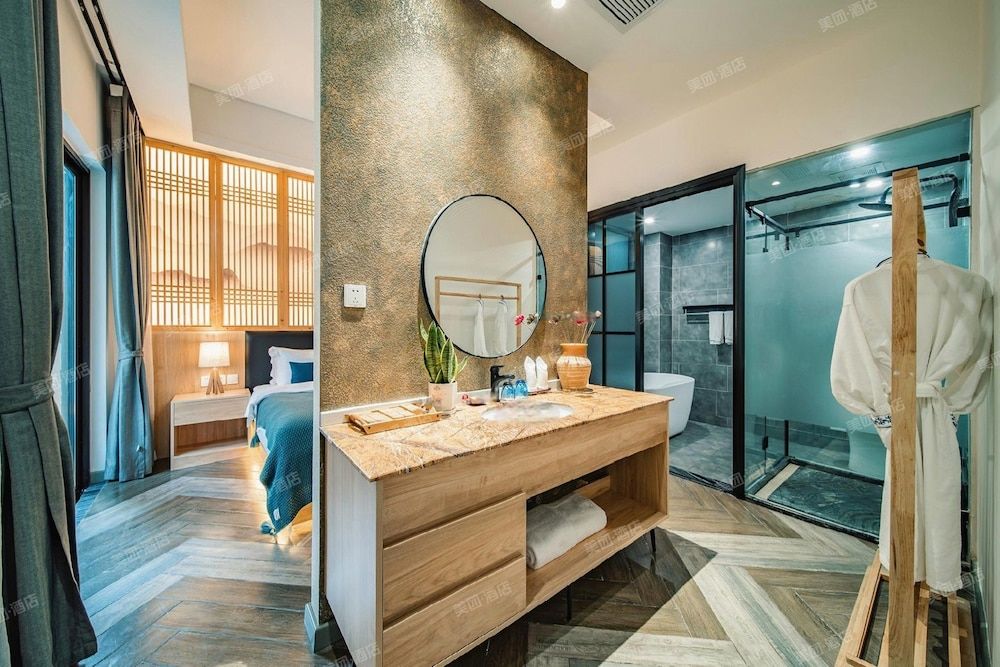 Room-heinemann Hotel Courtyard or Terrac Room, 1 Bedroom, Accessible, Smoking 5