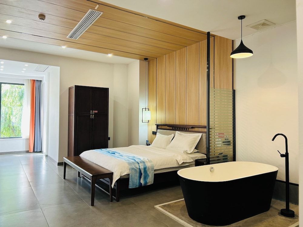 Qichi Waterfront B&B Hotel